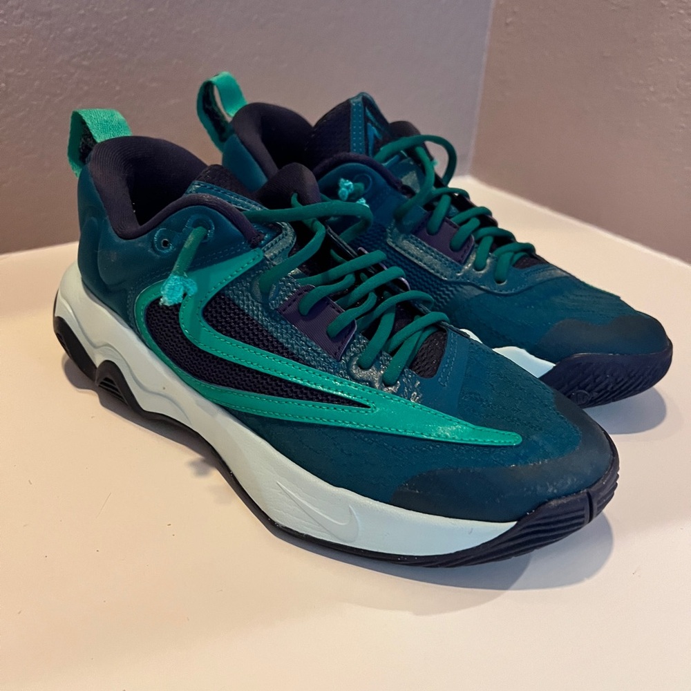 Nike Giannis Green Basketball shoes size 6